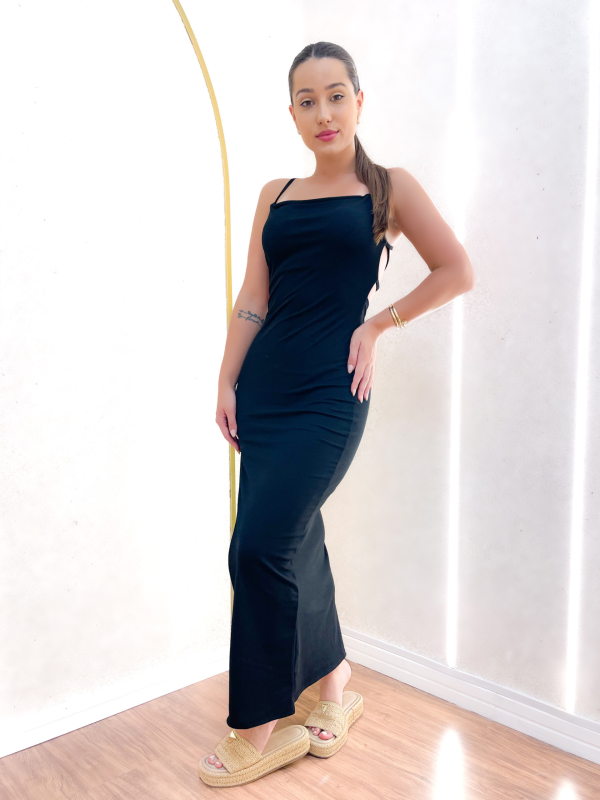 VESTIDO MÍDI CANELADO PRETO