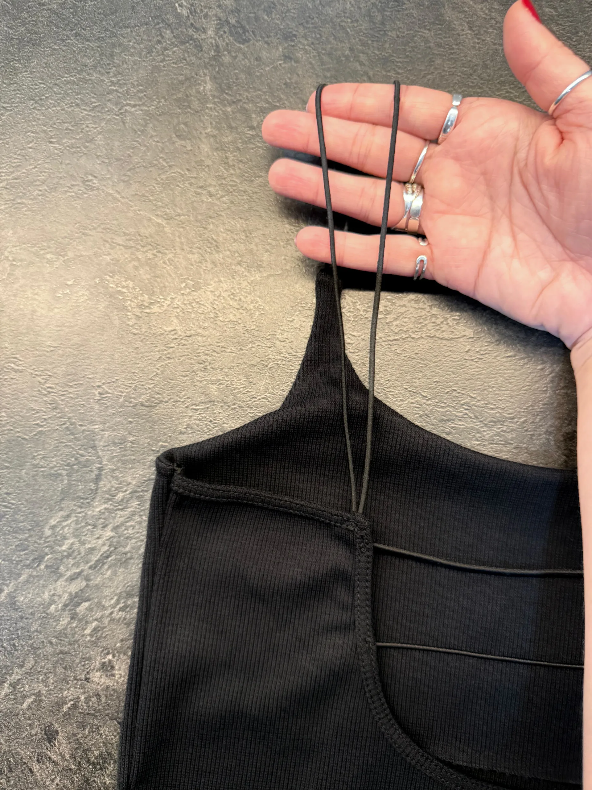REGATA CROPPED RIBANA PRETO - Imagem 3